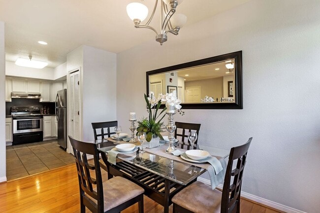 Building Photo - Gorgeous Spacious TownHome in Downtown Mou...