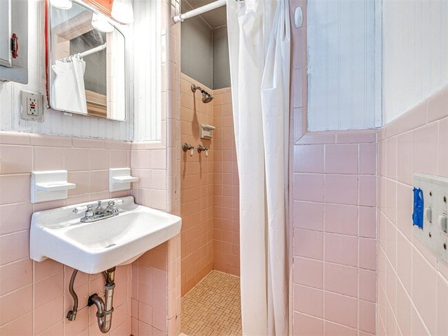 Building Photo - 1212 Lynnwood Dr