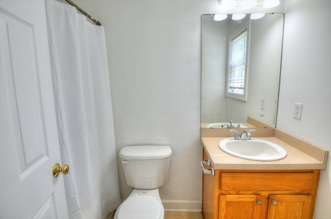 Building Photo - Three Bedroom House in Hillsborough - Avai...