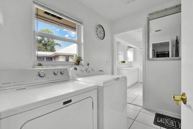 Building Photo - 450 French Royale Cir
