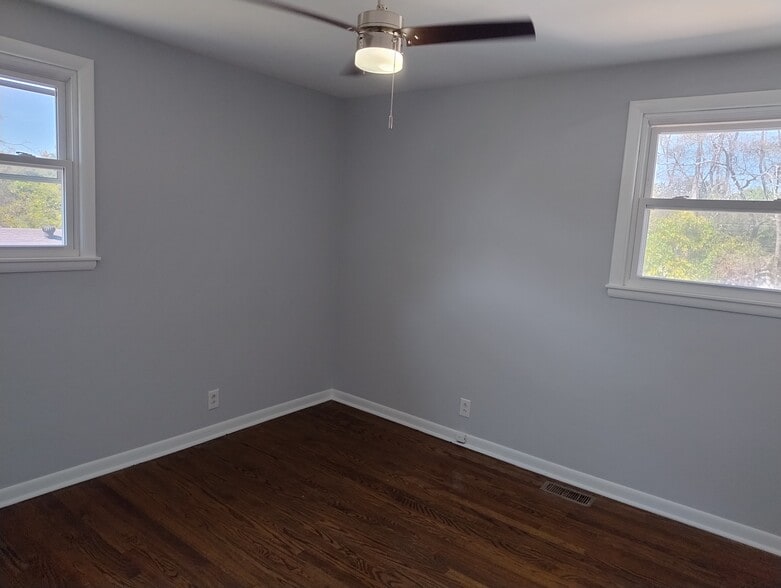 Building Photo - 121 Robinhood Cir