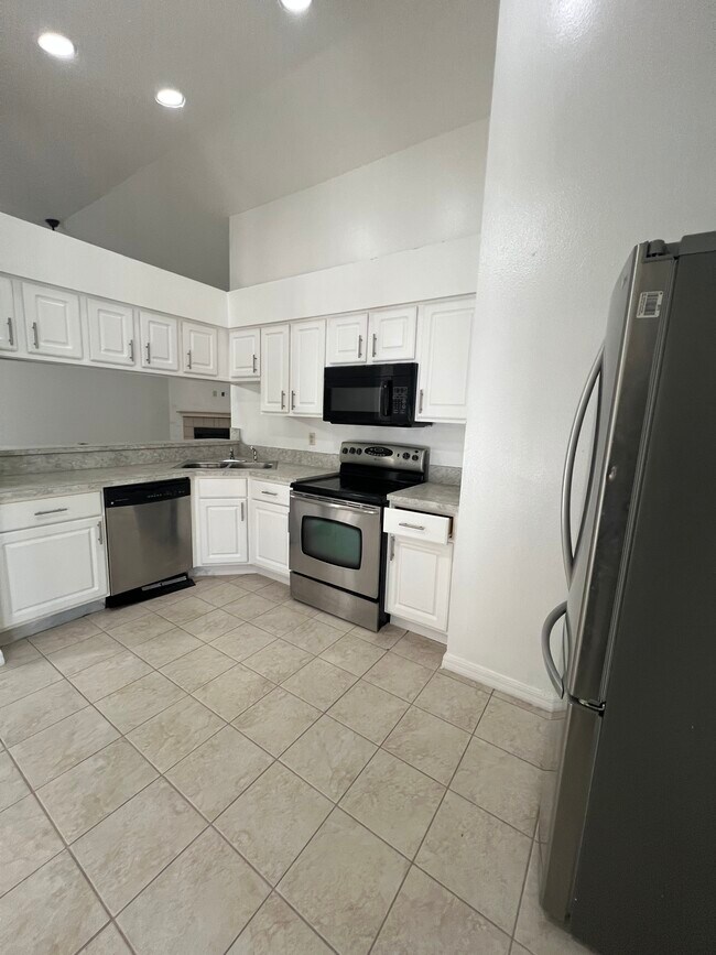 Building Photo - 667 Lake Dexter Cir