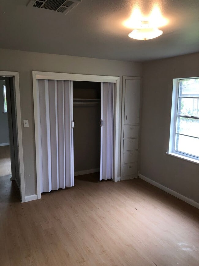 Building Photo - Southern Hills!