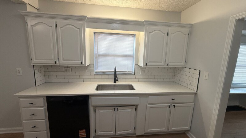 Building Photo - 907 S Cedar Ave