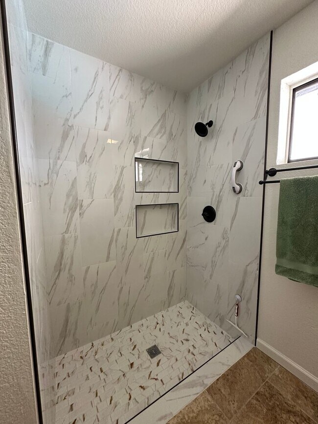 Building Photo - PENDING Furnished/or Un-Furnished - Pool h...