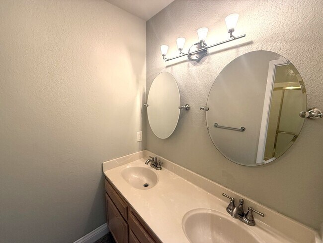 Building Photo - SPACIOUS TWO BEDROOM TWO AND HALF BATH + L...