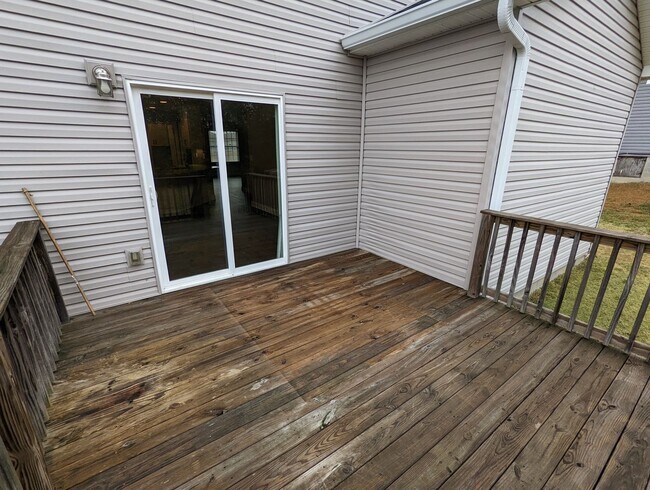 Building Photo - Columbia Great Family Home - Available July 6