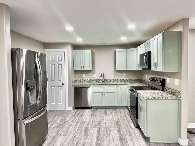 Building Photo - 1976 80 N