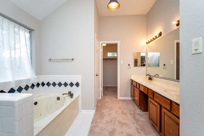Building Photo - 2710 Double Lake Dr