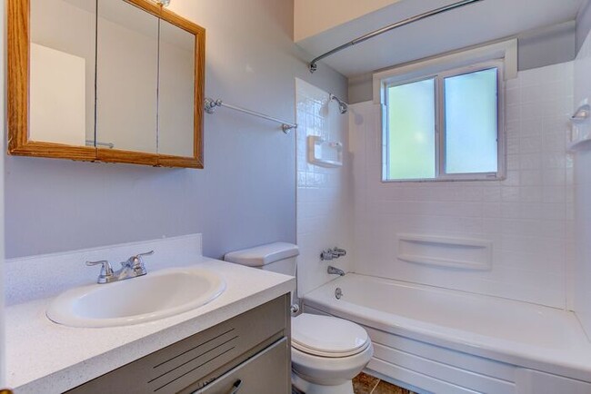 Building Photo - 2bed/1bath Available NOW! SPRING SPECIAL 1...
