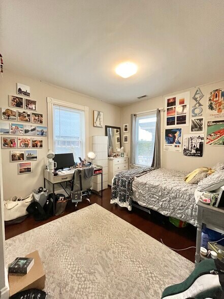 Building Photo - 724 Parker St