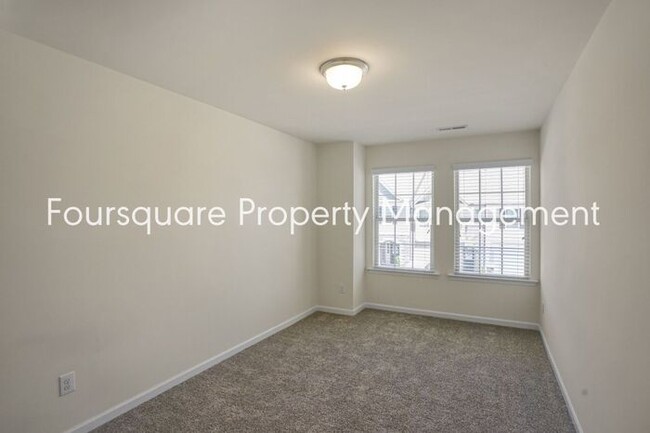 Building Photo - Townhome | Open Floor Plan | Washer/Dryer ...