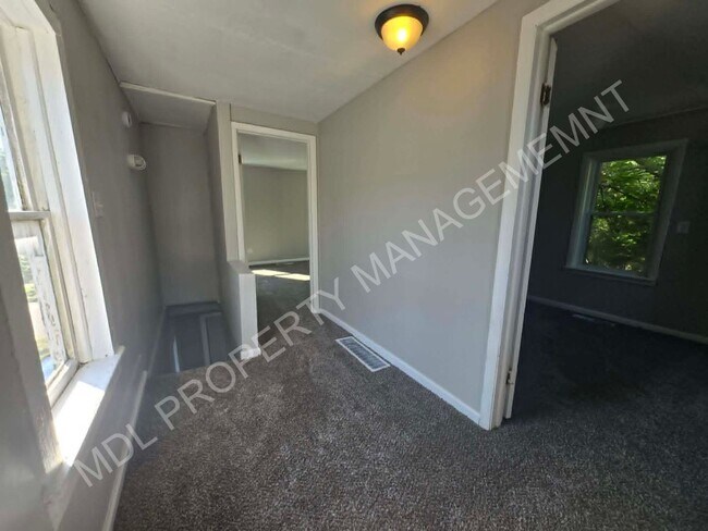 Building Photo - 913 N Granger St