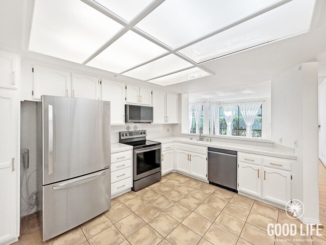 Building Photo - Beautiful 2BD/2BA w/ A/C, Reserved Parking, and In-Unit Laundry in Mission Valley!