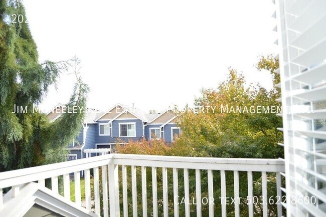 Building Photo - Great 3 bedroom Corner Townhome w/ Walk In...