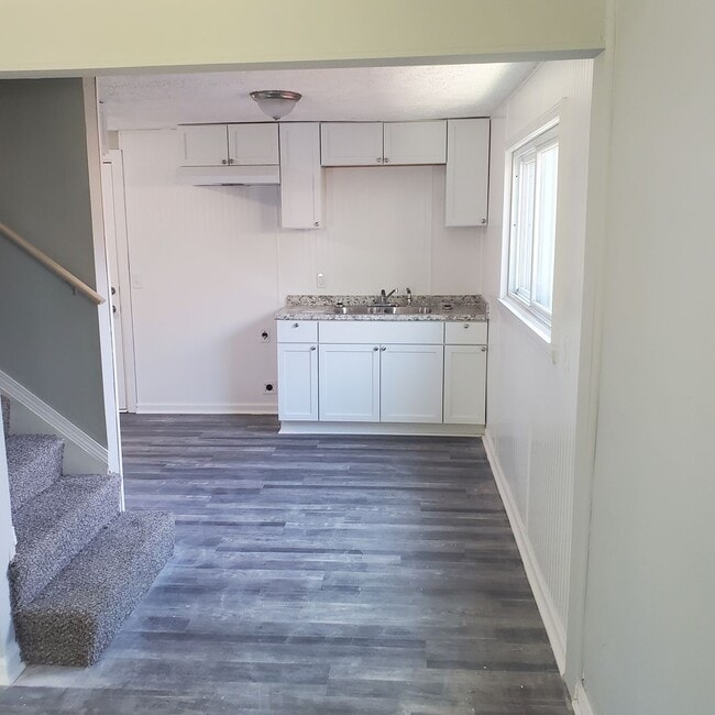 Building Photo - 4BDRM 1 1/2 BATH HOUSE FOR RENT