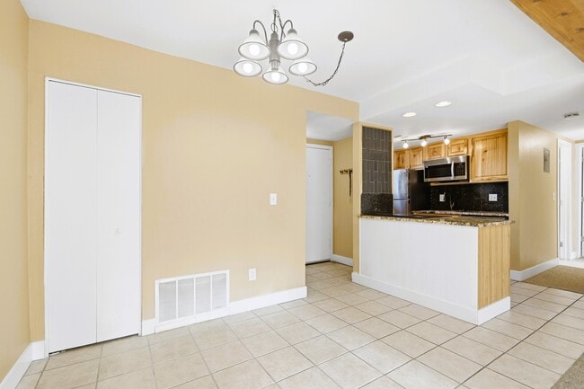 Building Photo - 1901 Clear Creek Dr