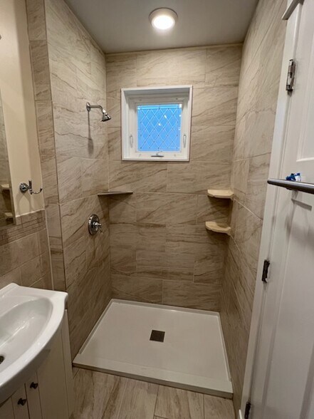 Building Photo - 132 Circle Ave