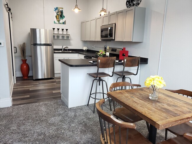 Building Photo - 209 5th St