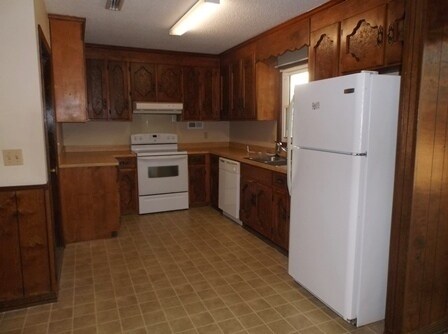 Building Photo - Valley Hills Subdivision - Detached Garage...