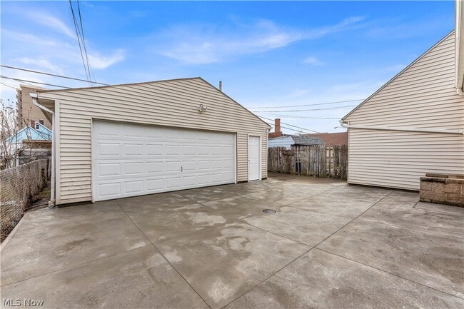 Building Photo - 1330 W 67th St