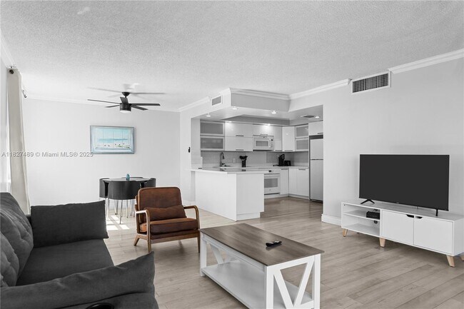 Building Photo - 9440 W Bay Harbor Dr