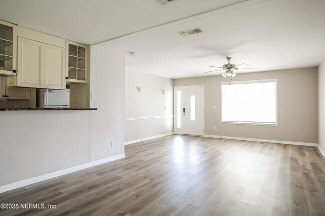 Building Photo - 2412 Stonehaven Ct W
