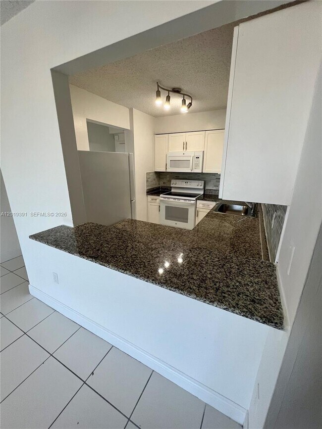 Building Photo - 9561 Fontainebleau Blvd