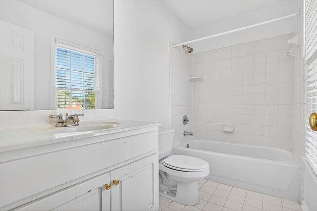 Building Photo - 1200 Cresthaven Ln NW