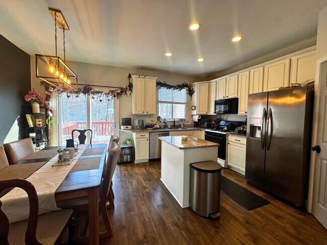 Building Photo - Well-Located 3BR, 2-Full, and 2-Half Bath Townhouse w/ One-Car Garage in Sterling, VA