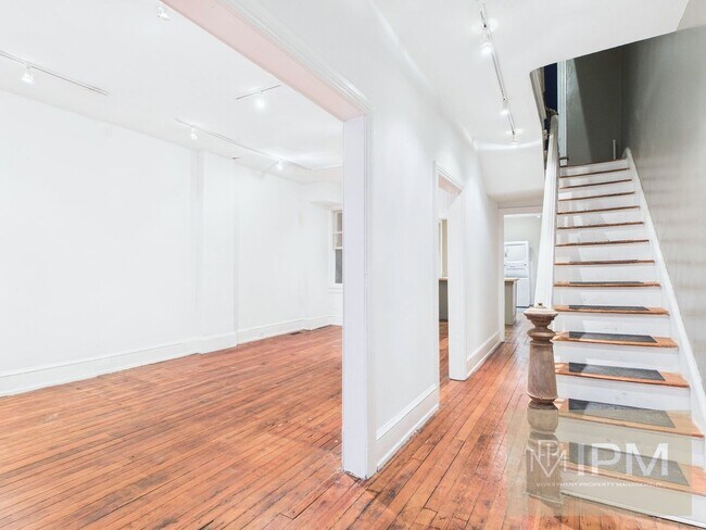 Building Photo - Beautiful 3 Bedroom, 1 Bath Colonial Home ...