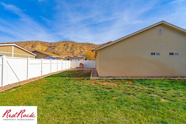 Building Photo - Inviting 3-Bedroom Home with Garage and Private Backyard