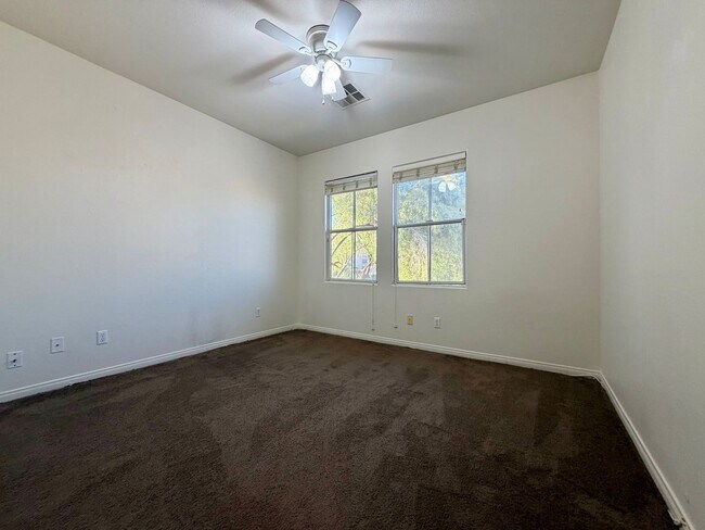 Building Photo - Lovely, large 4 bedroom