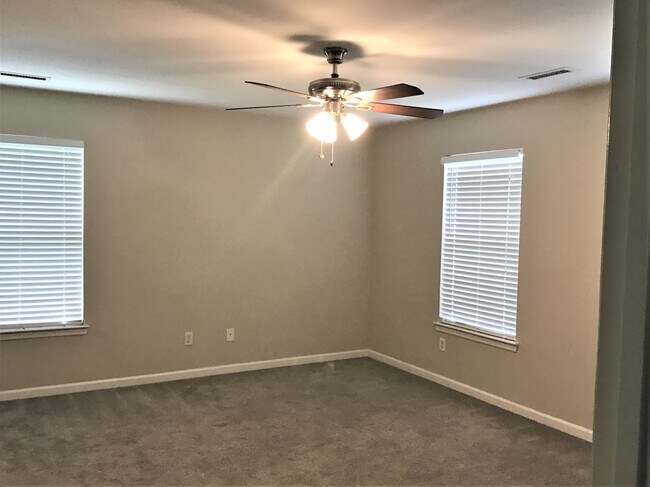 Building Photo - 142 Cotillion Cres