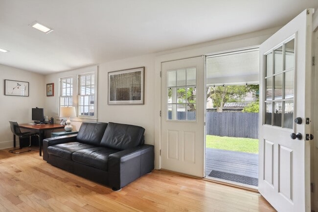 Building Photo - Fabulous Single Fam Uptown Home 3BD/2BA with great yard. AVAILABLE 06/01