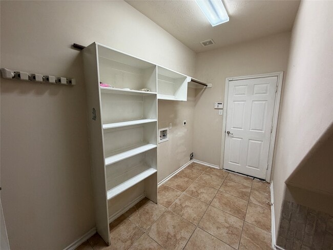 Building Photo - 6826 Pheasant Oak Dr