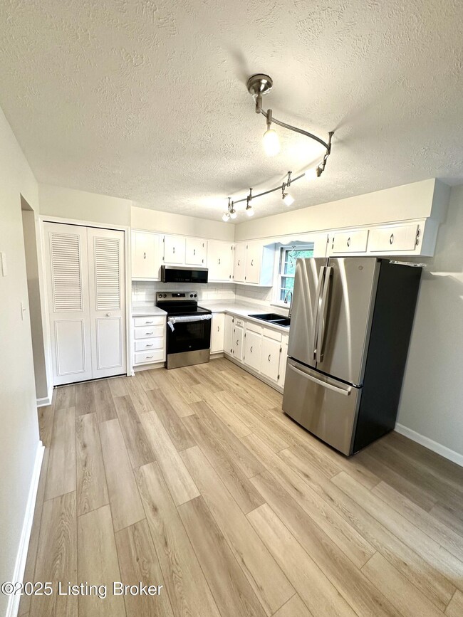 Building Photo - 6203 Lynnchester Dr
