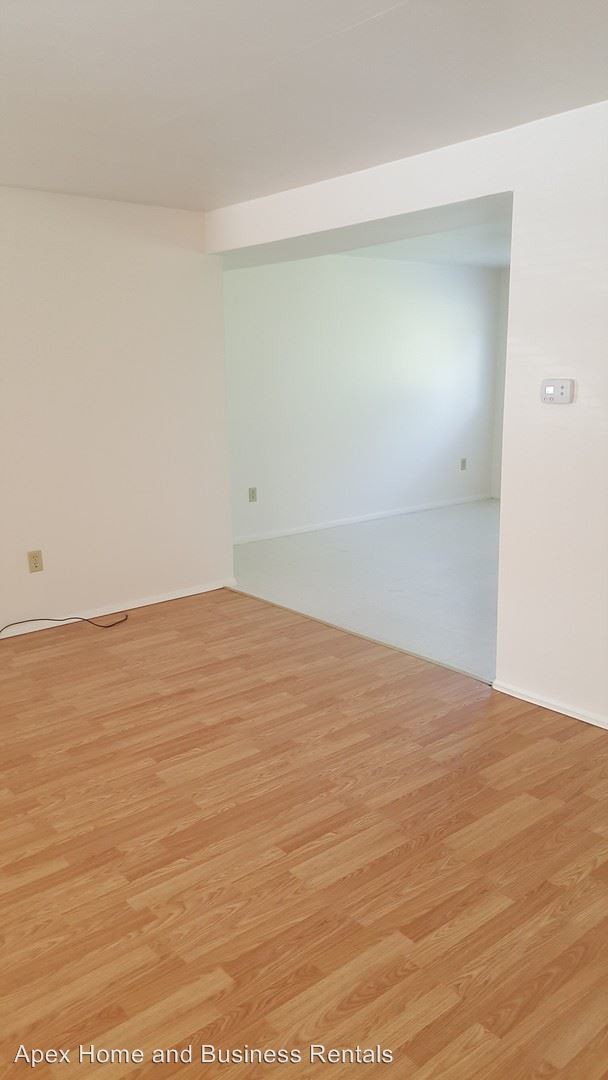 Building Photo - 904 Lake View Dr