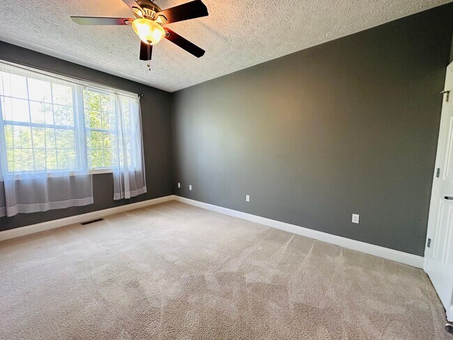 Building Photo - 3 Bedroom 2.5 Half Bath Townhouse with 2 Car Garage