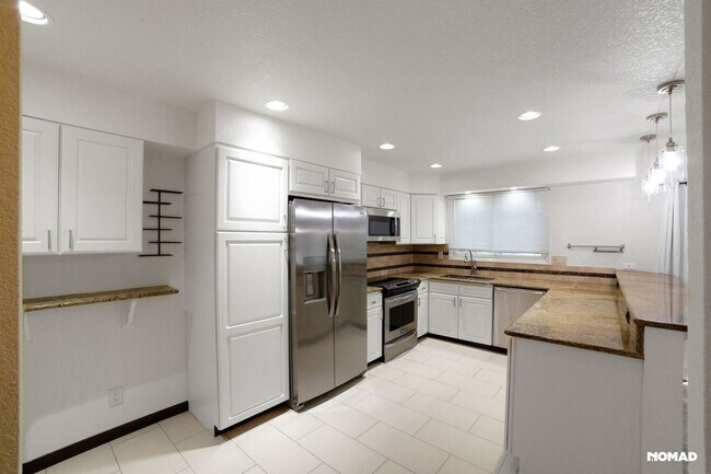 Building Photo - Spacious 4BR Condo in Evergreen