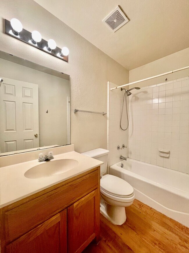 Building Photo - Eclectic 3 Bedroom, 2 Bathroom Home - 2 Car Garage - Fenced Yard and More!