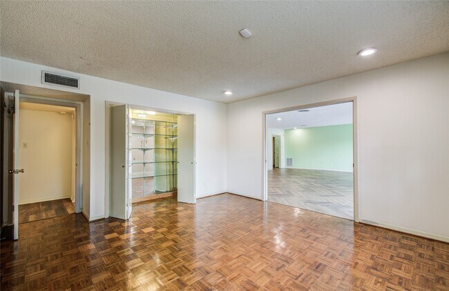 Building Photo - 2700 Bellefontaine St