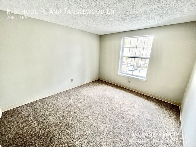 Building Photo - Top Floor! Roomy 2-Bed with A/C & Off-Stre...