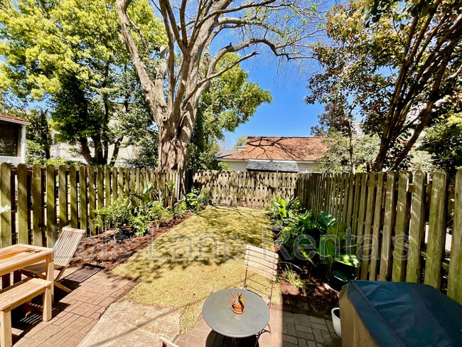 Building Photo - 190 Queen St