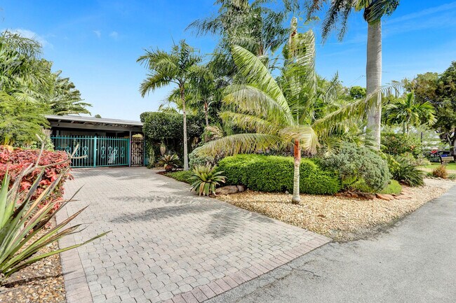 Building Photo - 1613 SW 5th Ct