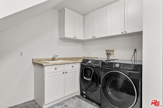 Building Photo - 5350 Playa Vista Dr