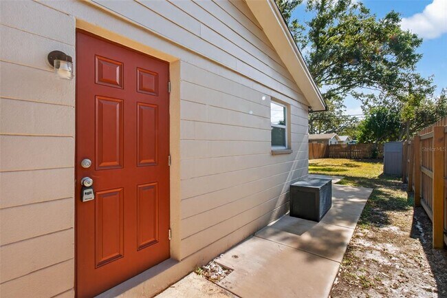 Building Photo - 3118 Pine Tree Ave