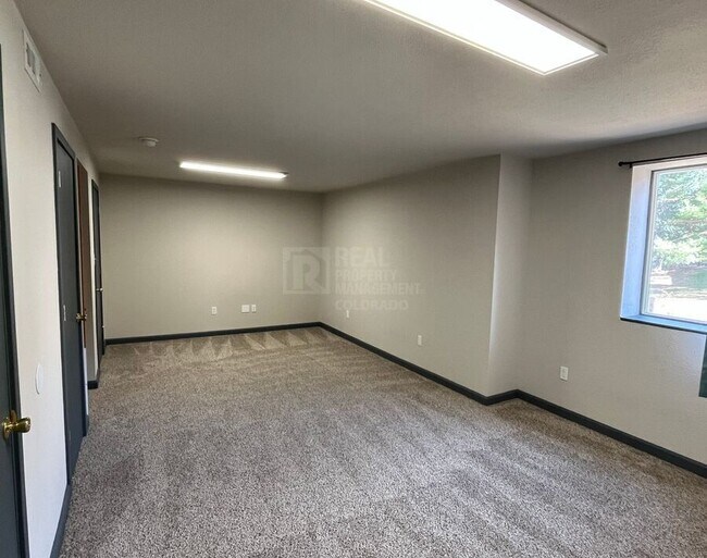 Building Photo - 1044 Winona Cir