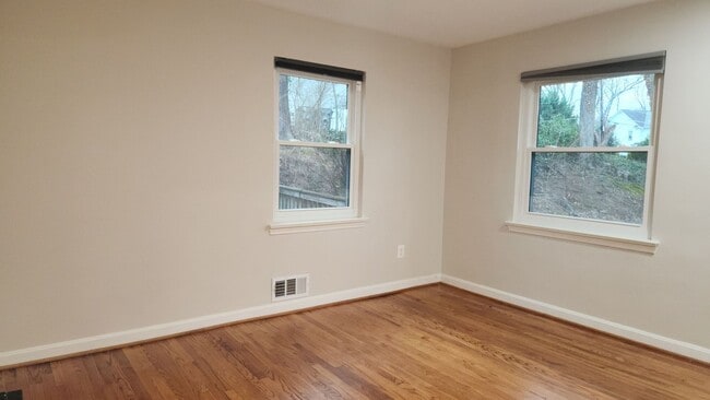 Building Photo - Beautiful Ft Hunt Area Home