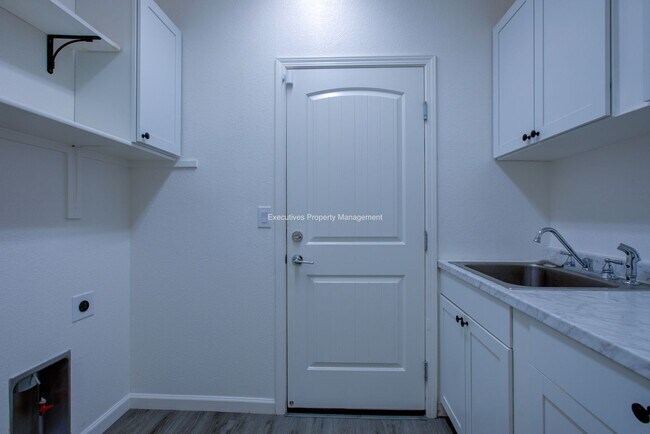 Building Photo - 495 Daffodil Dr
